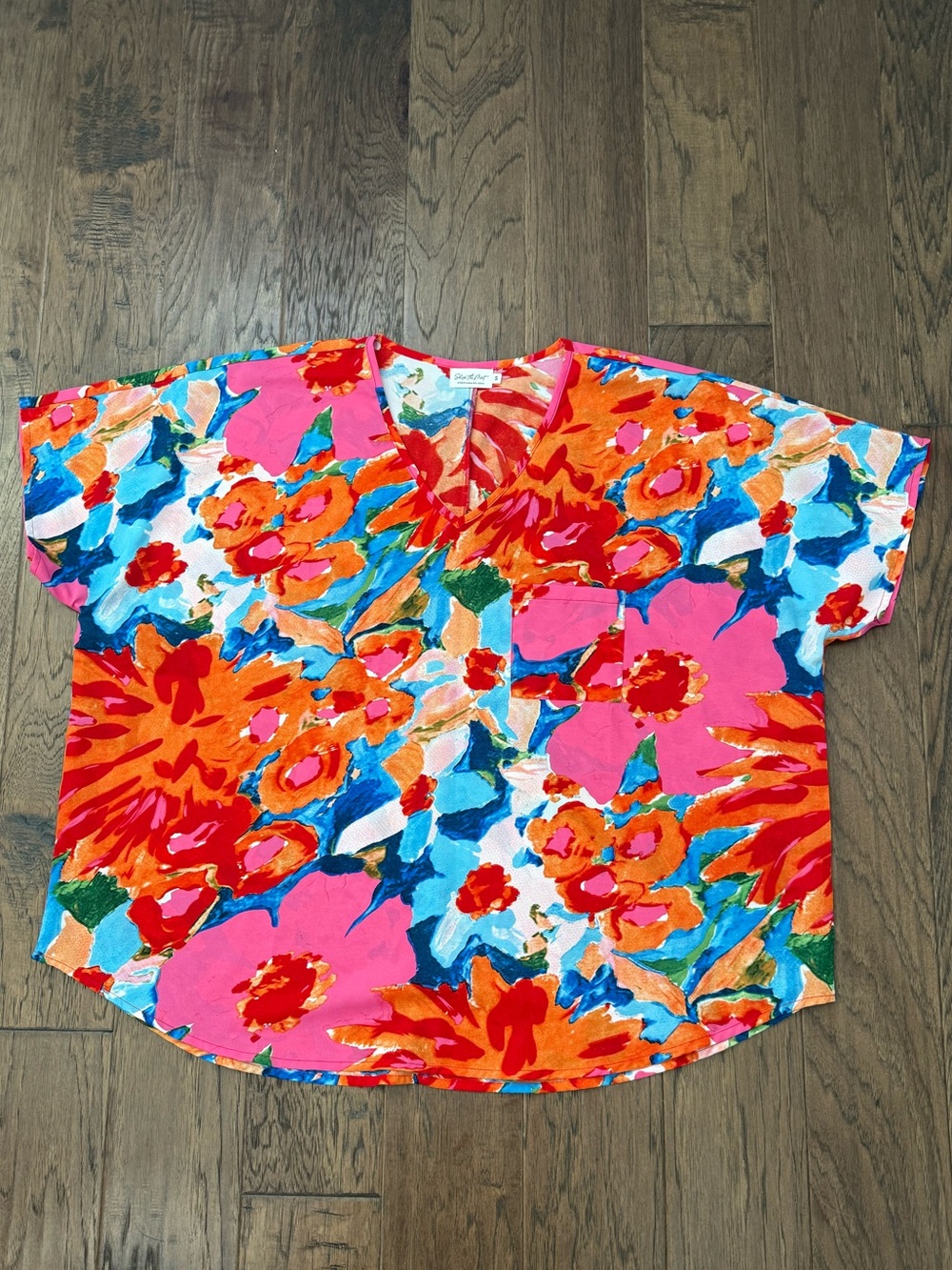 Shop the Mint Bright Floral V-Neck Top in Hot Pink & Orange size small w/ pocket